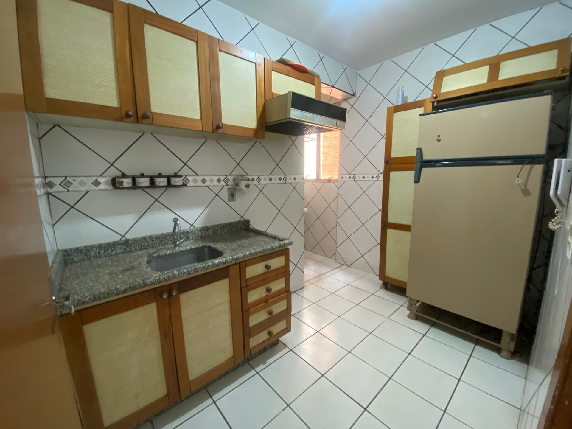 Apartamento com 02 Quartos Semimobiliado no Setor Bueno