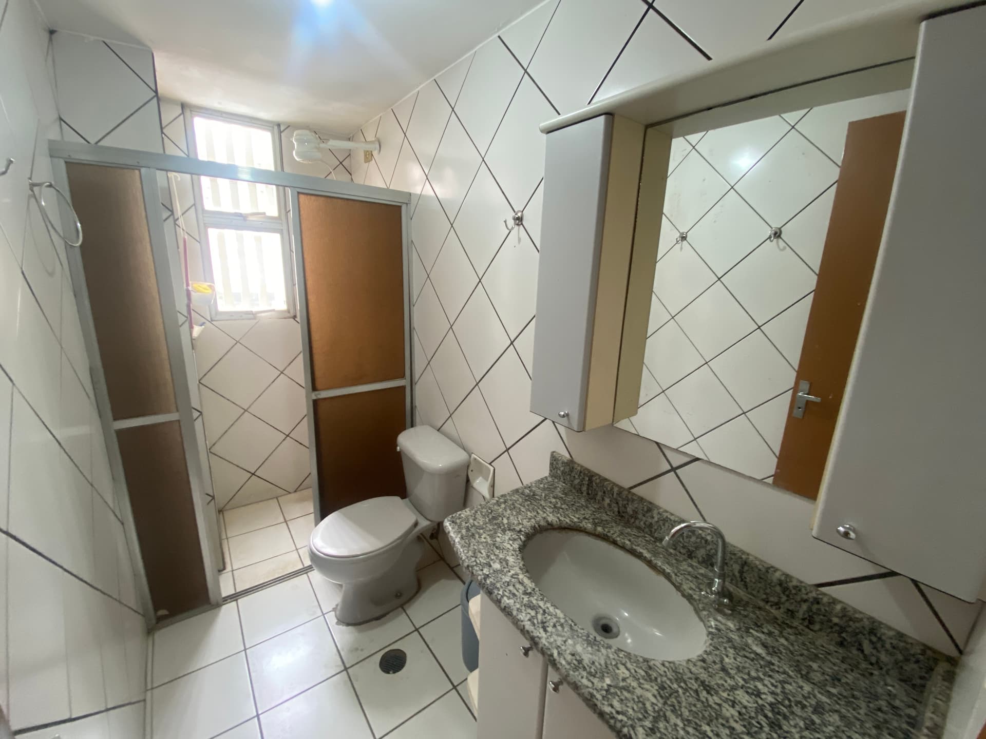 Apartamento com 02 Quartos Semimobiliado no Setor Bueno