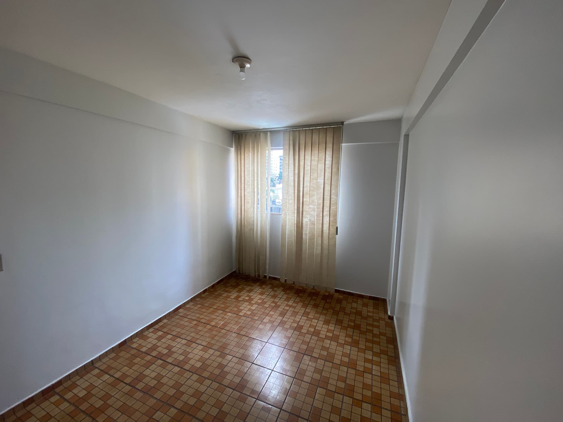 Apartamento com 02 Quartos Semimobiliado no Setor Bueno