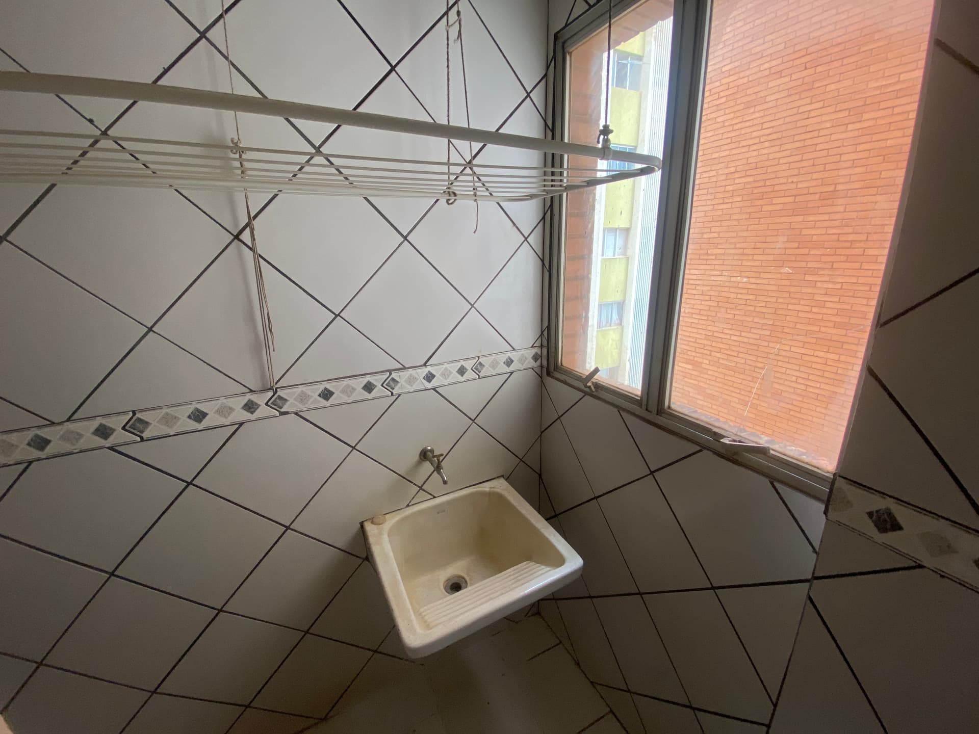 Apartamento com 02 Quartos Semimobiliado no Setor Bueno