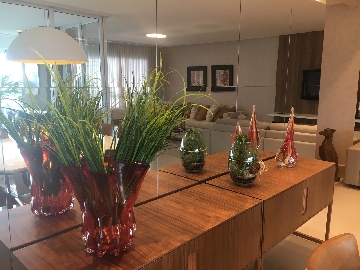 Ambiente decorado com plantas e cores neutras, em Goi�nia.