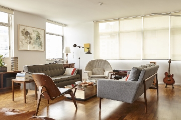 Sof�s de Jeffrey Bernett e NIcholas Dodziuk, mesa da Micasa e lumin�ria de John Derian em apartamento de 230 m�, da arquiteta Laura Gonzales e do marido Philippe Emmanuel Petalas.