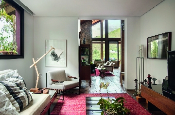 Sala de TV com pontrona Annette, de Jorge Zalszupin e lumin�ria de piso Urbano, em projeto do arquiteto David Guerra.