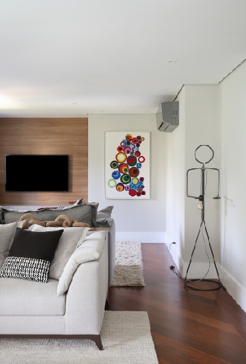 Projeto assinado pelo escrit�rio MN Arquitetura + Interiores. As profissionais transformaram uma escultura trazida do Chile em lumin�ria. 