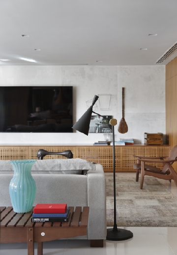 Projeto do BC Arquitetos com lumin�ria de Tom Dixon.
